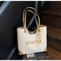 Detalle del bolso tote blanco con textura litchi y adornos de cuero marrón y logo - Blanco Roto