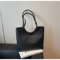 Detalle del bolso tote de cuero negro granulado con letras WWTU y remaches dorados - Negro