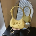 Bolso medialuna de cuero granulado amarillo con lazos y correa ajustable - Amarillo