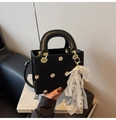 Sac à main noir avec broderie marguerite et pendentif en dentelle élégant - Noir avec pendentif