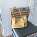 Grand sac cabas minimaliste en cuir jaune avec longues anses et pendentif assorti - Jaune
