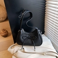 Bolso de media luna en cuero negro texturizado con lazo elegante y cremallera en color plata - Negro