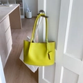 Sac fourre-tout jaune vif en cuir grainé avec doubles lanières et petite pochette - Vert