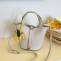 Secchiello in pelle beige con fibbia argento e ciondolo a forma di pegaso - Bianco Sporco