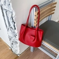 Rote Leder-Tragetasche mit Lychee-Struktur, langen Riemen und kleinem Anhänger - Rot