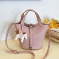 Secchiello in pelle rosa con ciondolo a cavallo, doppi manici e tracolla regolabile - Rosa