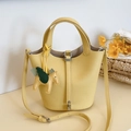 Borsa a secchiello in pelle martellata gialla con ciondolo a cavallo e tracolla - Giallo