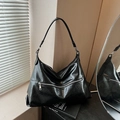 Sac fourre-tout noir minimaliste en cuir ciré brillant avec fermeture éclair argentée - Noir