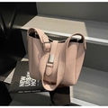 Détail du sac seau en cuir rose grainé avec boucle en métal argenté élégante - Rose