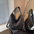Grande borsa tote in denim grigio lavato con toppe di lettere sfilacciate e tracolla - Nero