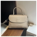 Dettaglio della borsa a tracolla in pelle beige martellata con finiture in metallo - Cachi