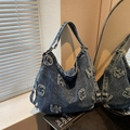 Borsa tote vintage in denim blu lavato con toppe di lettere e tracolla regolabile - Blu scuro