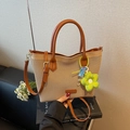 Sac cabas tissé kaki avec lanières en cuir marron et pendentif fleur vert vif - Avec Pendentif / Kaki