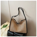 Grand sac cabas en paille tressée avec anses en cuir noir sur un tabouret rétro - Kaki