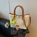 Sac cabas tressé crème avec anses en cuir marron et pendentif floral coloré - Avec Pendentif / Blanc Cassé