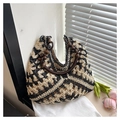 Détail du sac en paille tressée montrant le motif géométrique et l'anse en bois - Noir