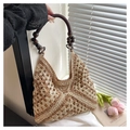 Détail d'un sac cabas en paille ajourée avec perles en bois et crochet fait main - Beige et kaki