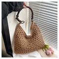 Détail d'un cabas en paille bohème avec motifs crochetés et anses en perles de bois - Kaki