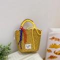 Borsa in paglia intrecciata marrone chiaro con manici gialli e accenti colorati - Giallo
