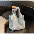 Hellblaue geflochtene Tragetasche mit weißem Spitzenschal und Griff für Damen - Blau