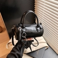 Sac cylindrique en cuir noir brillant avec nœud décoratif et poignées hautes - Noir (Avec Pendentif Nœud)