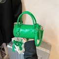 Sac cylindre vert vif en cuir PU brillant avec breloque nœud et finitions argentées - Vert (Avec Pendentif Nœud)
