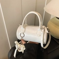 Sac cylindrique Boston blanc brillant avec breloque cœur et bandoulière amovible - Blanc (Avec Pendentif Nœud)