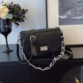 Sac bandoulière matelassé noir à texture froissée vintage avec chaîne argentée épaisse - Noir