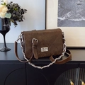 Sac bandoulière matelassé marron vintage avec chaîne argentée et fermoir rotatif - Marron
