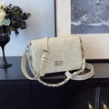 Sac bandoulière matelassé blanc crème avec chaîne argentée et fermoir métallique - Blanc Cassé
