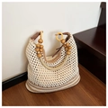 Detailansicht der Boho-Stricktasche mit Holzperlen und Griffen aus Leder-Patchwork - Einheitsgröße / Beige und Khaki