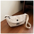 Bolso bandolera minimalista de nailon beige con correa ancha y cremalleras redondas - Blanco