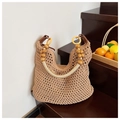 Detail der böhmischen Hohlstrick-Tasche mit dekorativem Holzperlengriff und Lederverbindung - Einheitsgröße / Khaki