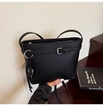 Sac seau noir motif litchi avec boucle argentée et pendentif en cœur - Noir