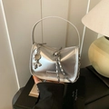 Silberne Umhängetasche mit Metall-Kette und Ballon-Hunde-Anhänger für Damenmode - Silber
