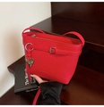 Sac seau rouge à texture litchi avec boucle argentée et breloque cœur léopard - Rouge