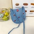 Hellblaue Denim-Umhängetasche mit roter Kirschanstickerei und kariertem Zierknopf - Hellblau Kirsche