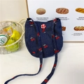Mini-Umhängetasche aus dunkelblauem Denim mit Kirschstickerei und Karoknopf - Dunkelblaue Kirsche