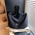 Bolso hobo negro minimalista de nailon con correa ajustable y etiqueta TZIMEI - Negro
