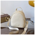 Dettaglio dello zaino trasformabile beige su scrivania in legno con radio vintage - Bianco Sporco
