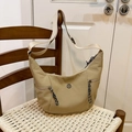 Sac croissant en nylon kaki avec poches zippées et bandoulière large ajustable - Kaki