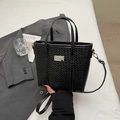 Elegante borsa a secchiello in pelle intrecciata nera con doppi manici e tracolla regolabile - Nero senza ciondoli