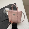 Elegante borsa a secchiello rosa a trama intrecciata con placca metallica argentata - Rosa senza ciondolo