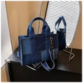Λεπτομέρεια τσάντας denim color-block με διακοσμητικές ραφές και φαρδύ ιμάντα ώμου - Ανοιχτό μπλε