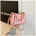 Roze bucket bag van generfd leer met handvatten en verstelbare schouderriem - Roze