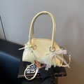 Hellgelbe Muscheltasche mit Perlen-Schleifenanhänger und abnehmbarem Gurt - Gelb