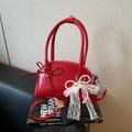 Elegante borsa rossa con fiocco, ciondolo di perle e tracolla rimovibile in pelle - Borgogna