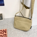 Sac bandoulière minimaliste en nylon beige avec fermeture éclair et poche avant - Kaki