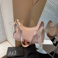 Chic pink underarm bag with pearl bow and lace heart detail in a mirror reflection - Pink (With Pendant)