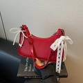 Borsa a tracolla in vernice rossa con fiocco di perle e ciondolo in pizzo su libri - Rosso Vino (Con Pendente)